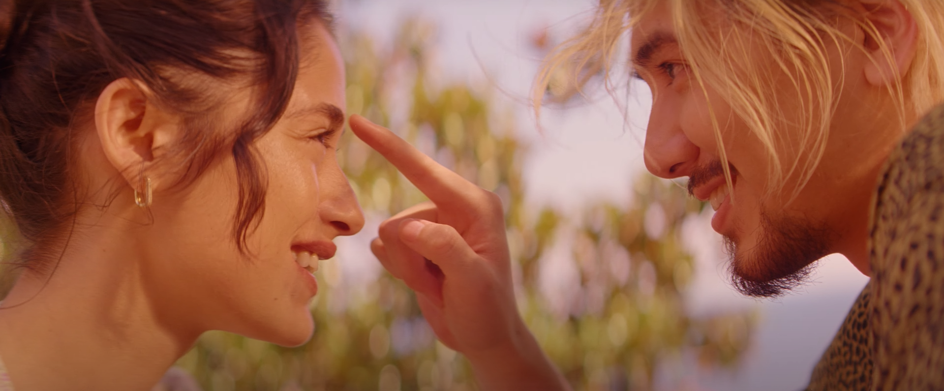 Fujii Kaze โชว์ซีนสวีทหวาน เสนอมุมมองความรักที่ซับซ้อนในเพลงใหม่ “Love Like This”