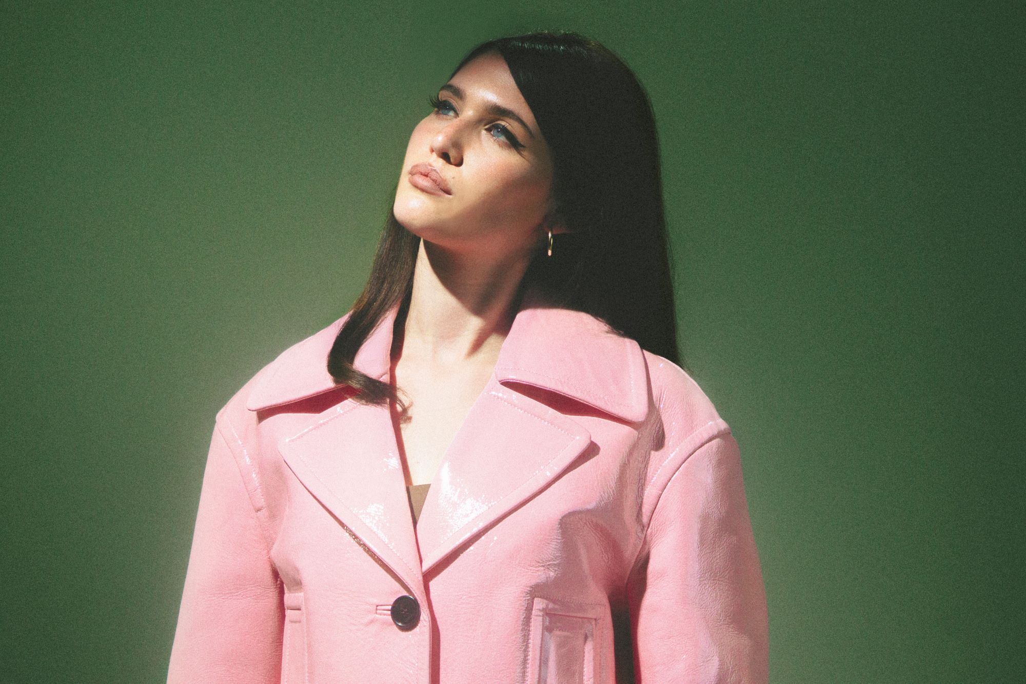 SIENNA SPIRO ศิลปินสาววัย 20 ปีจากลอนดอน ส่งเพลงบัลลาดทรงพลัง “Die On This Hill”