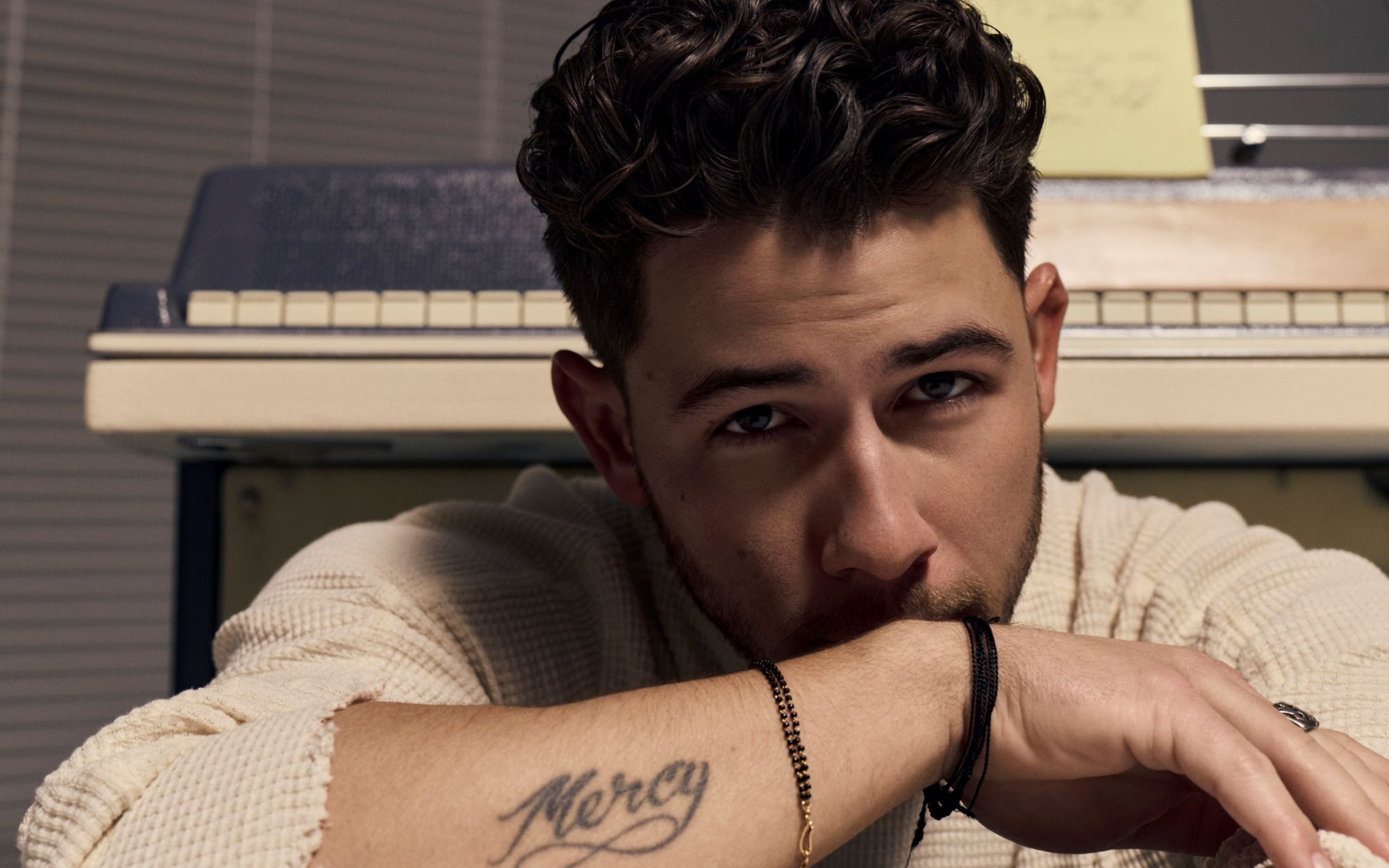 อัลบั้มที่รอคอย! Sunday Best จาก Nick Jonas ผลงานเพลงป็อปลึกซึ้งชุดใหม่ในรอบเกือบ 5 ปี พร้อมเอ็มวี “Gut Punch” แสดงอารมณ์เปราะบางของตัวเองได้อย่างงดงาม