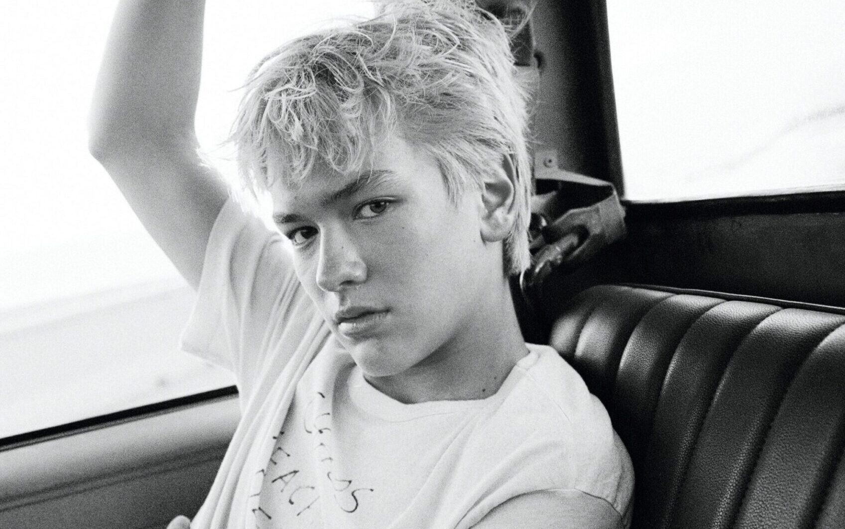 Hudson Stone ศิลปินดาวรุ่งมาแรงจาก Hollywood Records ปล่อยซิงเกิลเดบิวต์ “Overthinker” โดนใจคนคิดมาก ที่เมื่อตกหลุมรัก ก็ยอมปล่อยให้หัวใจนำทางไปได้ง่าย ๆ
