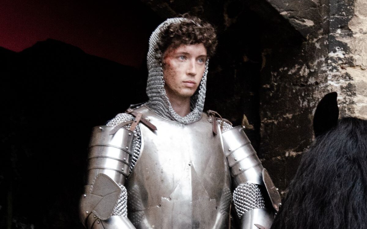 Troye Sivan ชวนปลดปล่อยตัวเองไปกับค่ำคืนสุดเหวี่ยงในซิงเกิลใหม่ “Party” ได้ Sir Ian McKellen ร่วมให้เสียงพากย์ ก่อนต้อนรับอัลบั้มใหม่ She’s the Best วันที่ 9 ต.ค. นี้